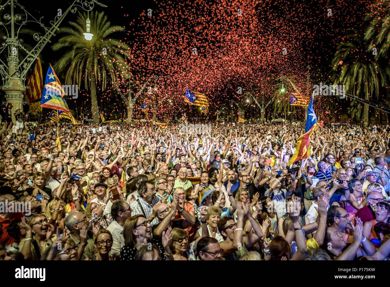 Barcelona, Katalonien, Spanien. 28. August 2015. Konfetti wird ausgelöst, wenn Tausende von Pro-Unabhängigkeit Katalanen zum "Festival der Kandidaten" des Pro-Unabhängigkeit parteiübergreifenden Wählerverzeichnisses 'Junts Pel Si' zusammenkommen (gemeinsam für das ja) in Barcelona. Bildnachweis: Matthias Oesterle/ZUMA Draht/Alamy Live-Nachrichten Stockfoto