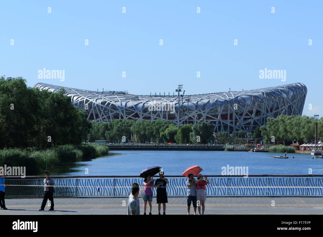 Peking, China. 22. August 2015. Gesamtansicht Leichtathletik: Nationalstadion Peking gilt als Zuschauer Fotos mit ihren Handys während die Männer Marathon am ersten Tag des 15. IAAF World Championships in Athletics Peking 2015 in Peking statt. Bildnachweis: Toshihiro Kitagawa/AFLO/Alamy Live-Nachrichten Stockfoto