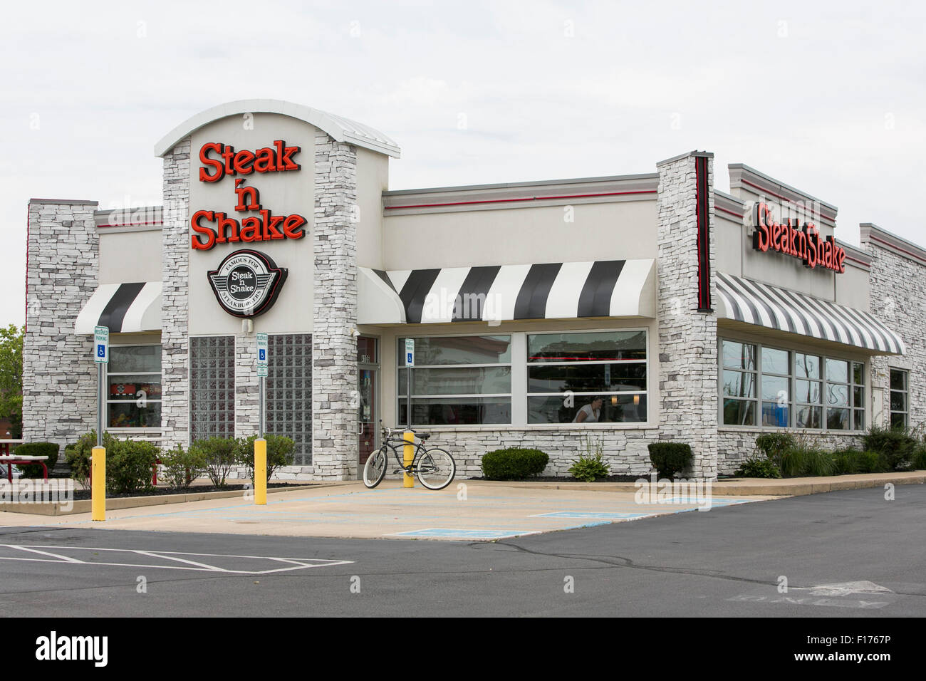 Ein Logo Zeichen außerhalb ein Steak n Shake Fast-Food-Restaurant in Indianapolis, Indiana am 15. August 2015. Stockfoto