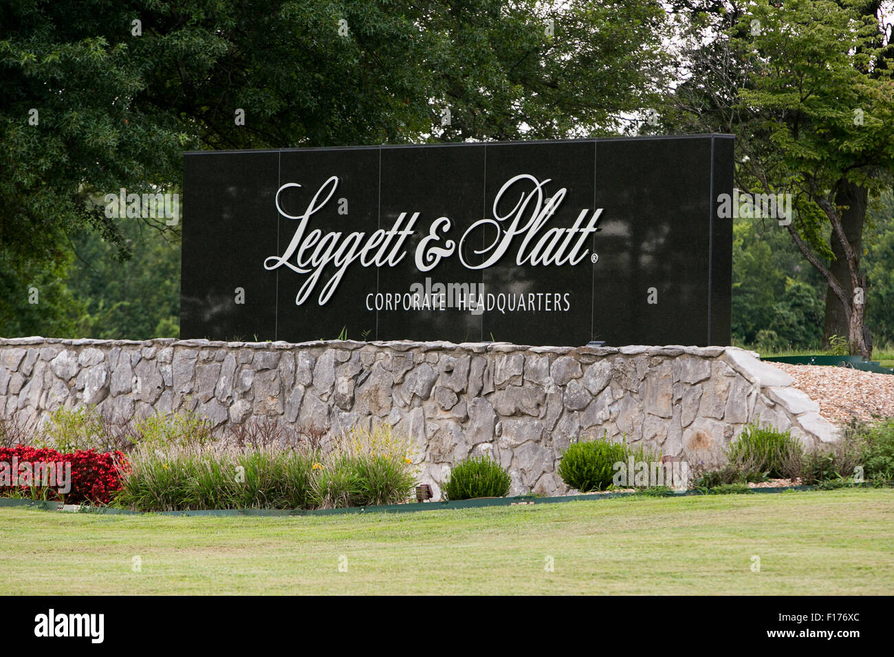 Ein Logo Zeichen außerhalb der Hauptsitz der Leggett & Platt (L & P) in Carthage, Missouri am 17. August 2015. Stockfoto