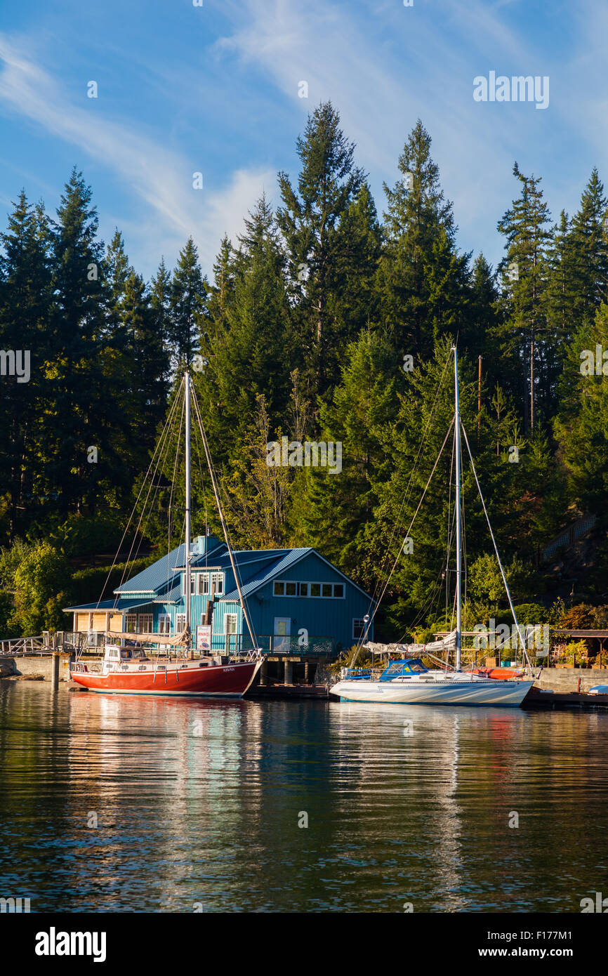 Abendlicht auf Schiffe in einer ruhigen Bucht von Pender Harbour an der Sunshine Coast in British Columbia angedockt ist, Stockfoto