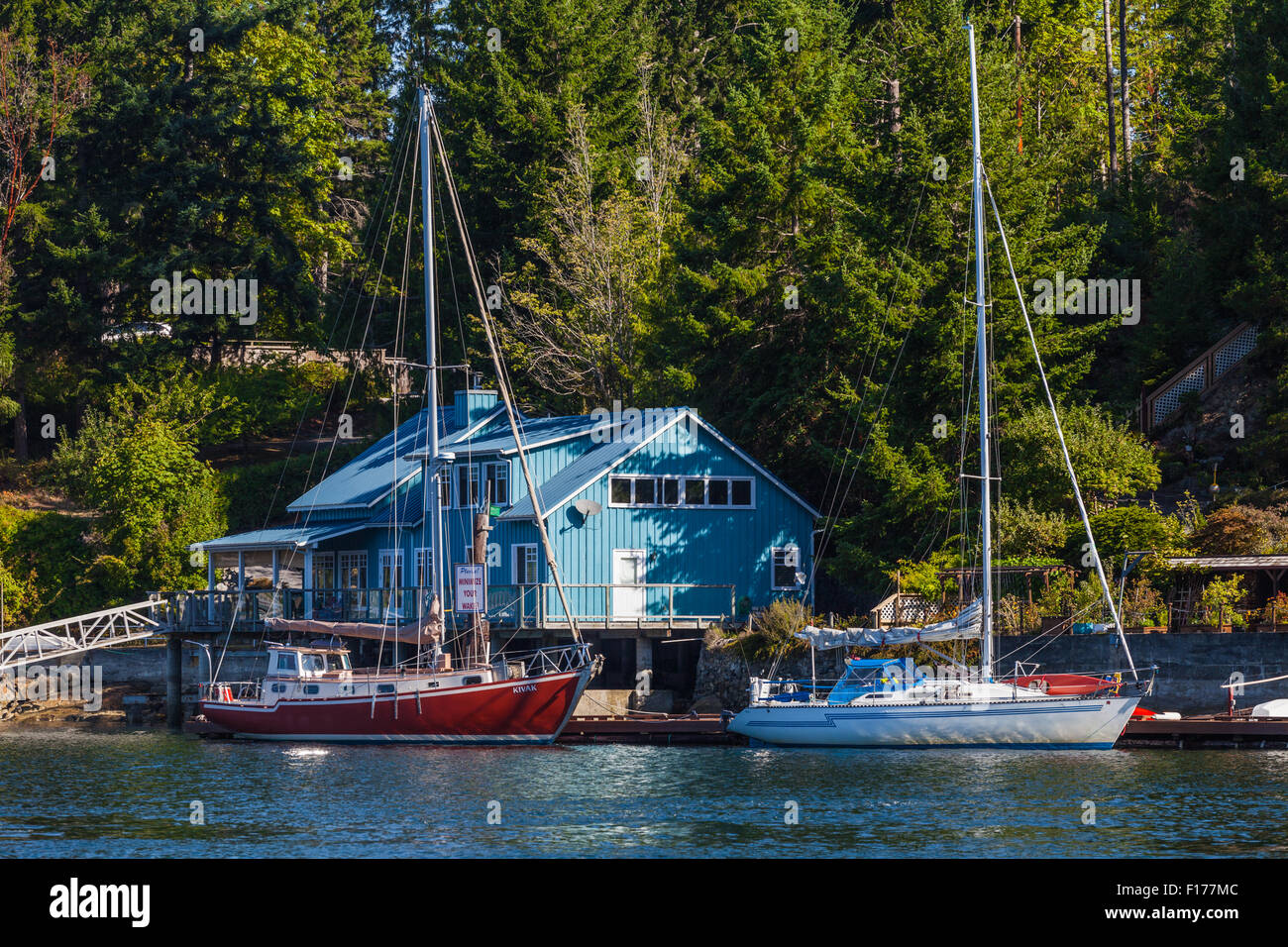 Zwei Schiffe in Pender Harbour angedockt an der Sunshine Coast in British Columbia Stockfoto