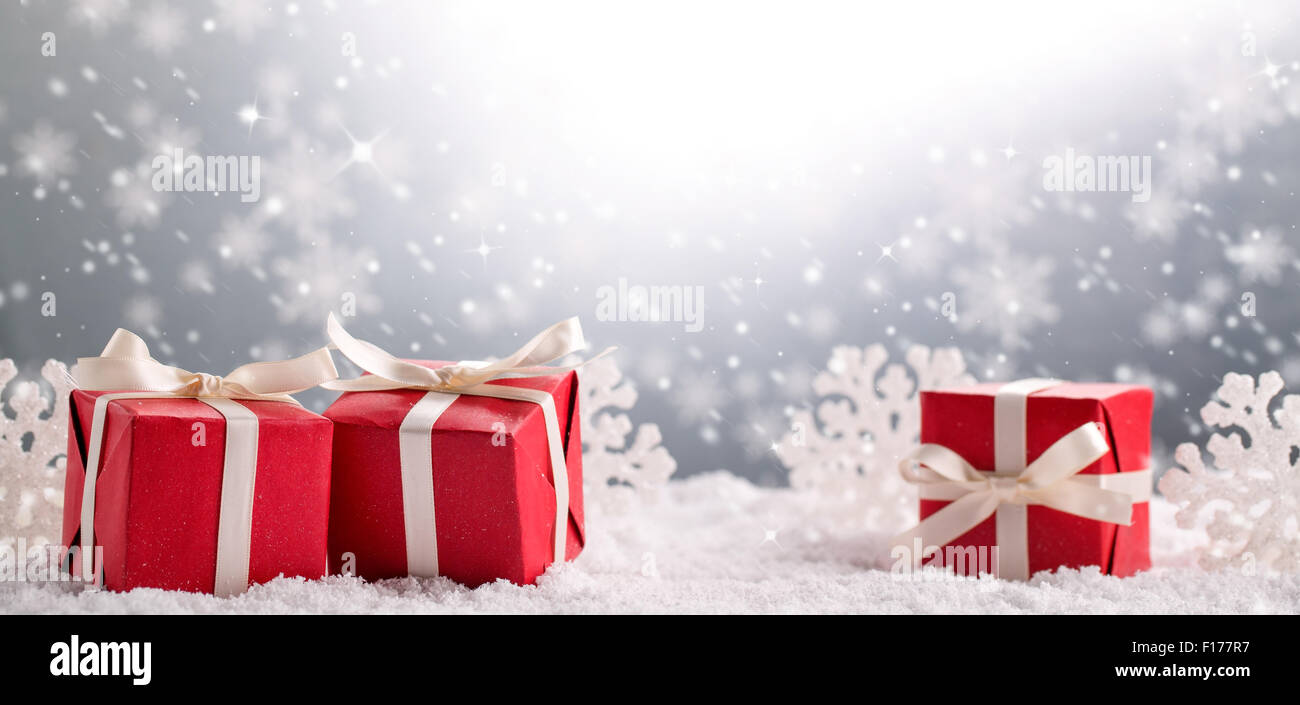 Weihnachts-Geschenk-Boxen auf Schnee Stockfoto