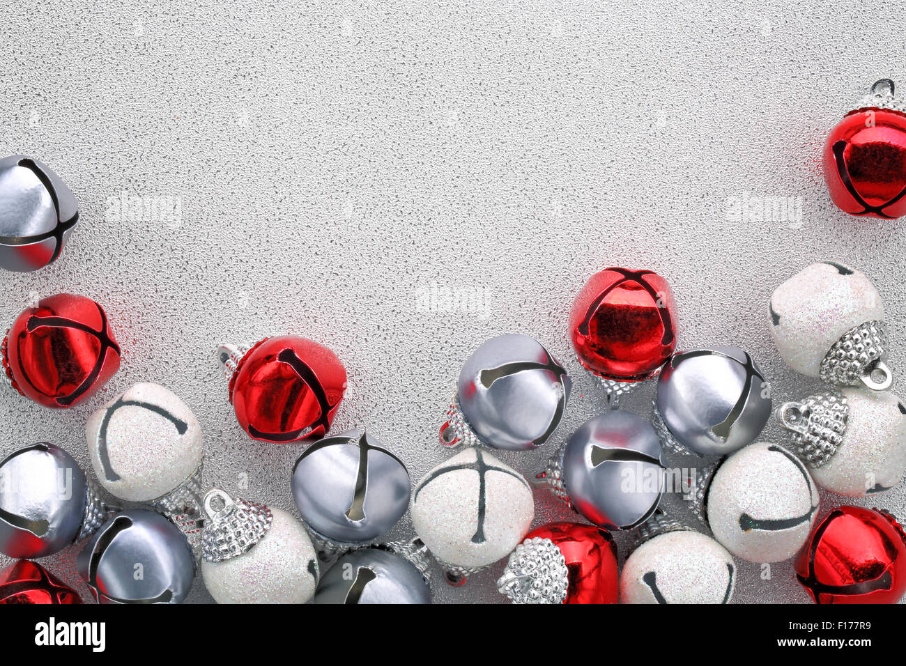 Jingle Bells auf silbernem Hintergrund Stockfoto