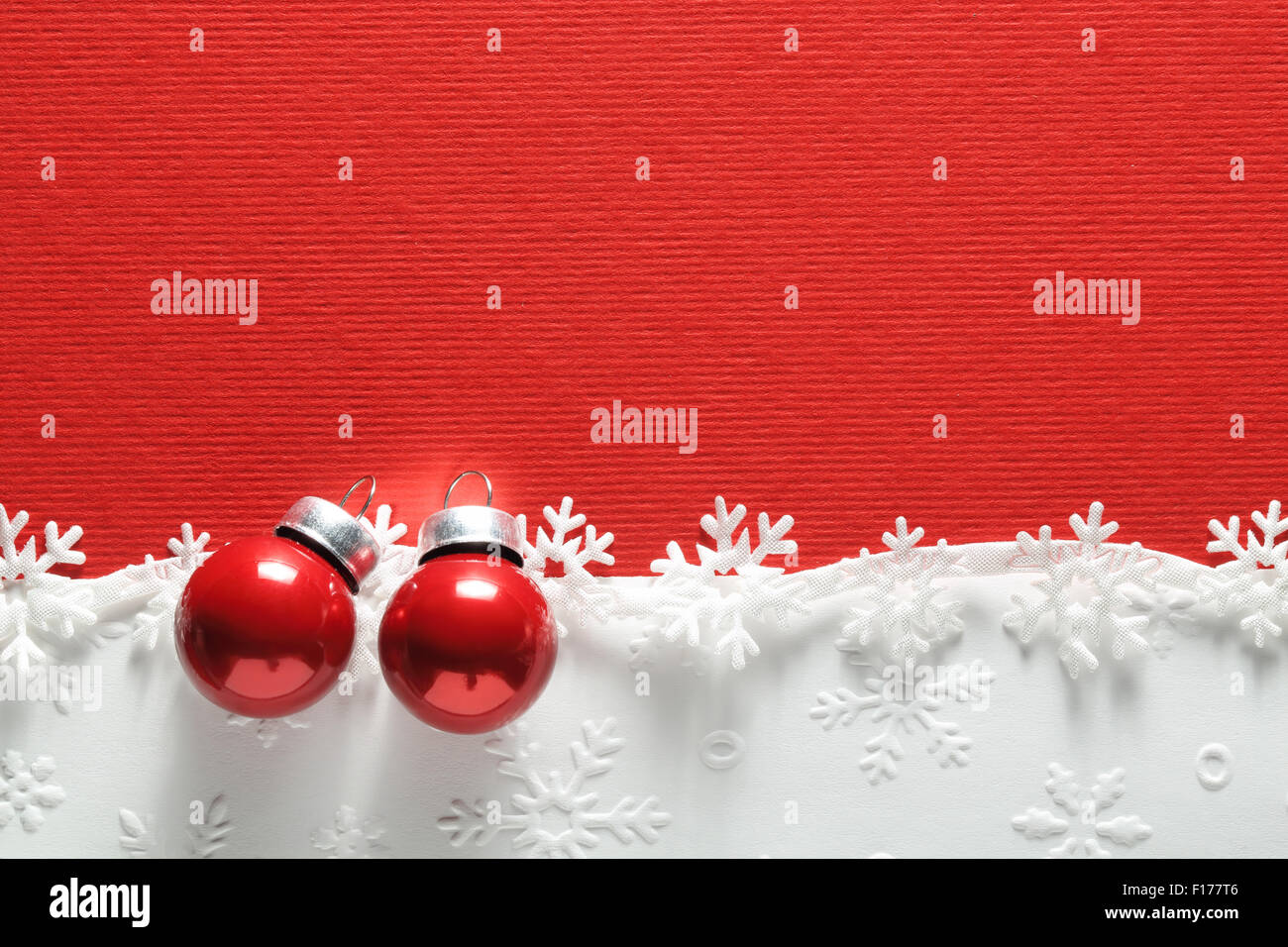 Weihnachtskugeln und strukturiertem Papier Schneeflocke, Weihnachtsdekoration. Stockfoto