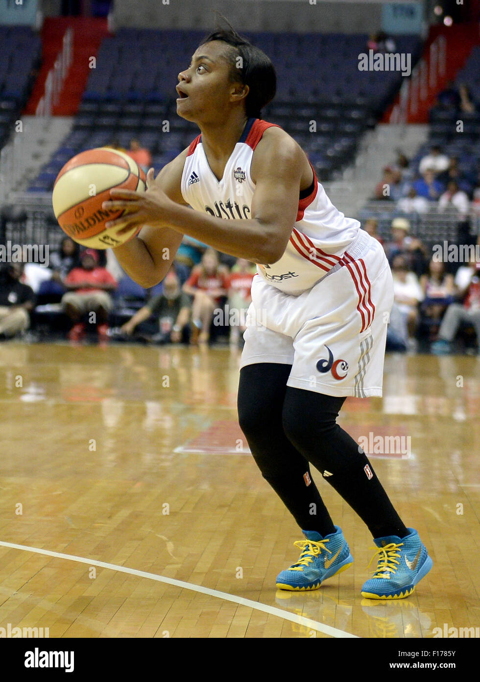 Washington, DC, USA. 28. August 2015. 20150828 - Washington Mystics guard Elfenbein Latta (12) Linien bis 3 Punkte gegen die Phoenix Mercury in der ersten Hälfte im Verizon Center in Washington. Die Mystiker besiegte das Quecksilber, 71-63. © Chuck Myers/ZUMA Draht/Alamy Live-Nachrichten Stockfoto