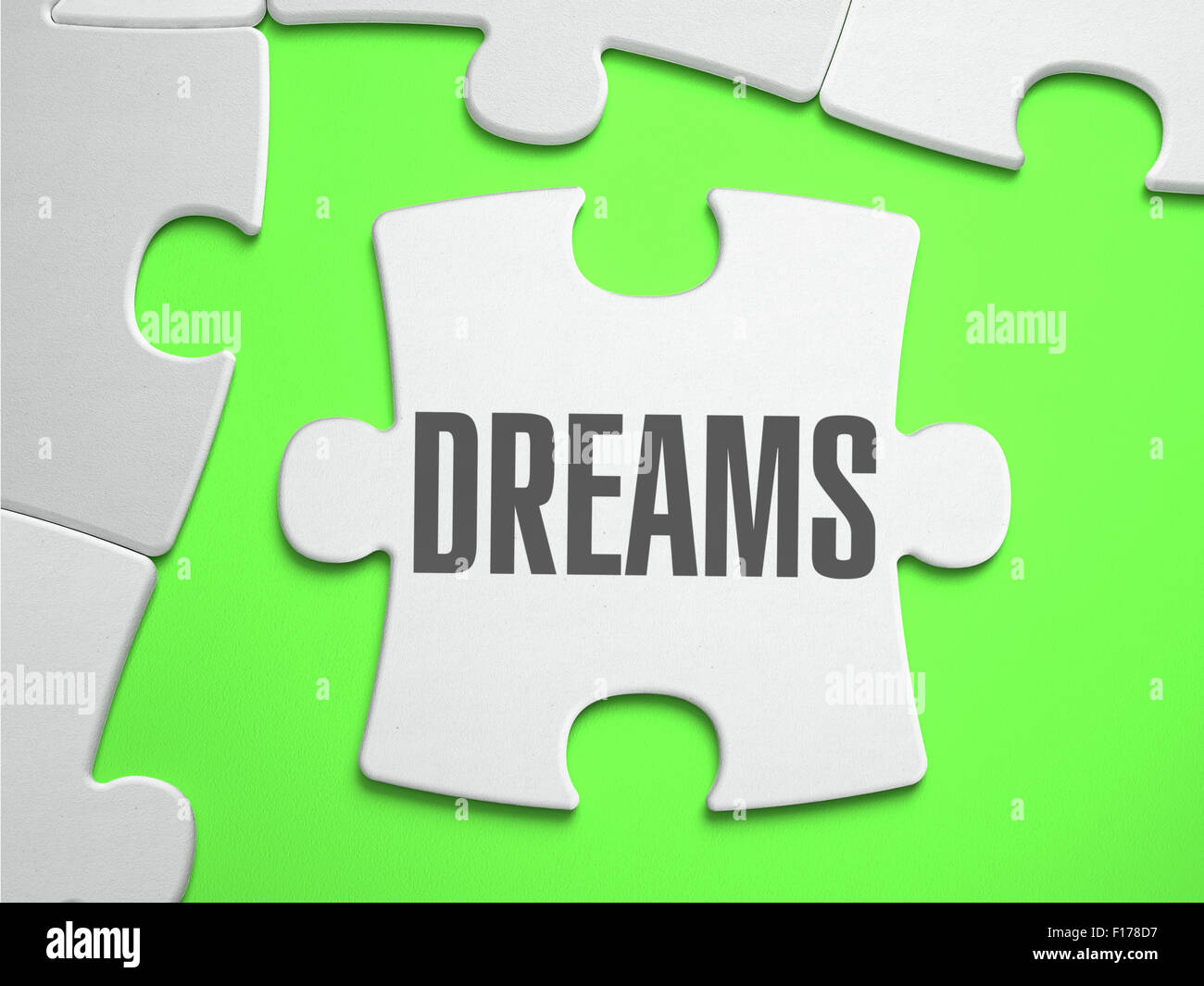Träume - Puzzle mit fehlenden Teile. Hellen grünen Hintergrund. Close-up. 3D Illustration. Stockfoto
