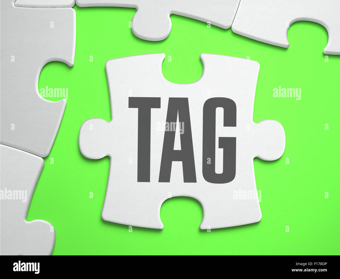 Tag - Puzzle mit fehlenden Teile. Hellen grünen Hintergrund. Close-up. 3D Illustration. Stockfoto