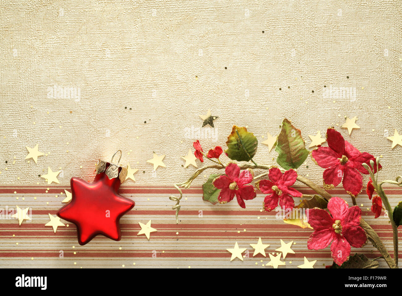 Weihnachts-Dekorationen auf goldenem Hintergrund Stockfoto