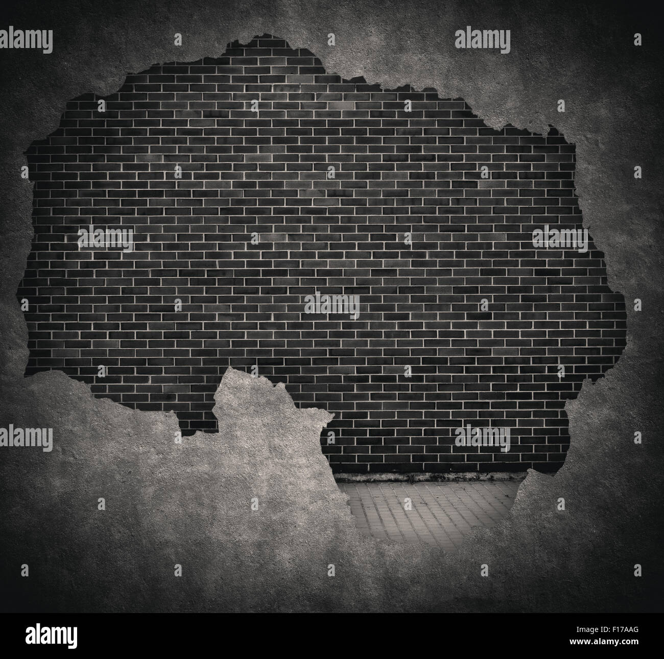 Schwarz Grunge Ziegel und rissige Betonwand Hintergrund mit Gehweg Stockfoto