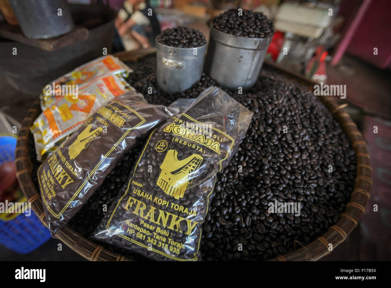 Exemplar von Toraja's arabica-Kaffee, der von einem Gemeinschaftsunternehmen in Toraja, Indonesien, verarbeitet, geröstet, etikettiert und vermarktet wird. Stockfoto