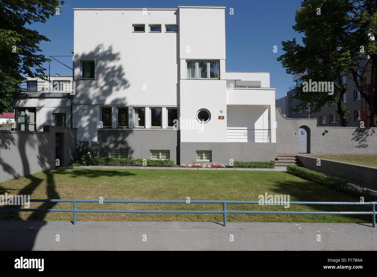 Funktionalistischen Stil Pärnu Wohnhaus im Jahr 1933 von Olev Siinmaa entworfen. Pärnu, Estland 23. August 2015 Stockfoto