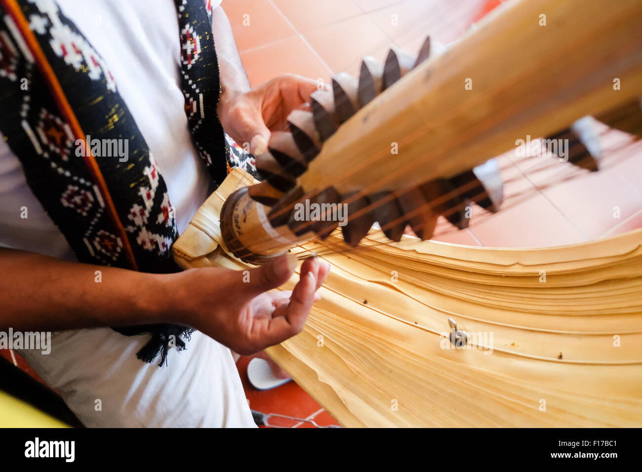 Mann, die traditionelle Sasando Musikinstrument zu spielen. Kupang, West-Timor, Indonesien. © Anastasia Ika Stockfoto