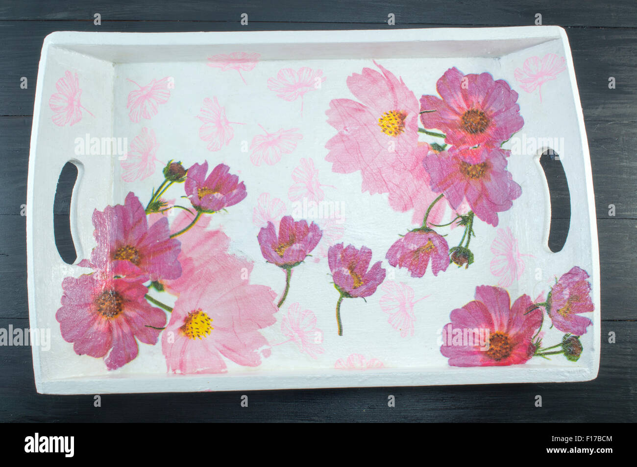 Serviettentechnik dekoriert Tablett mit Blumenmuster auf schwarzem Hintergrund aus Holz. Decoupage-Tehnique-Dekoration Stockfoto