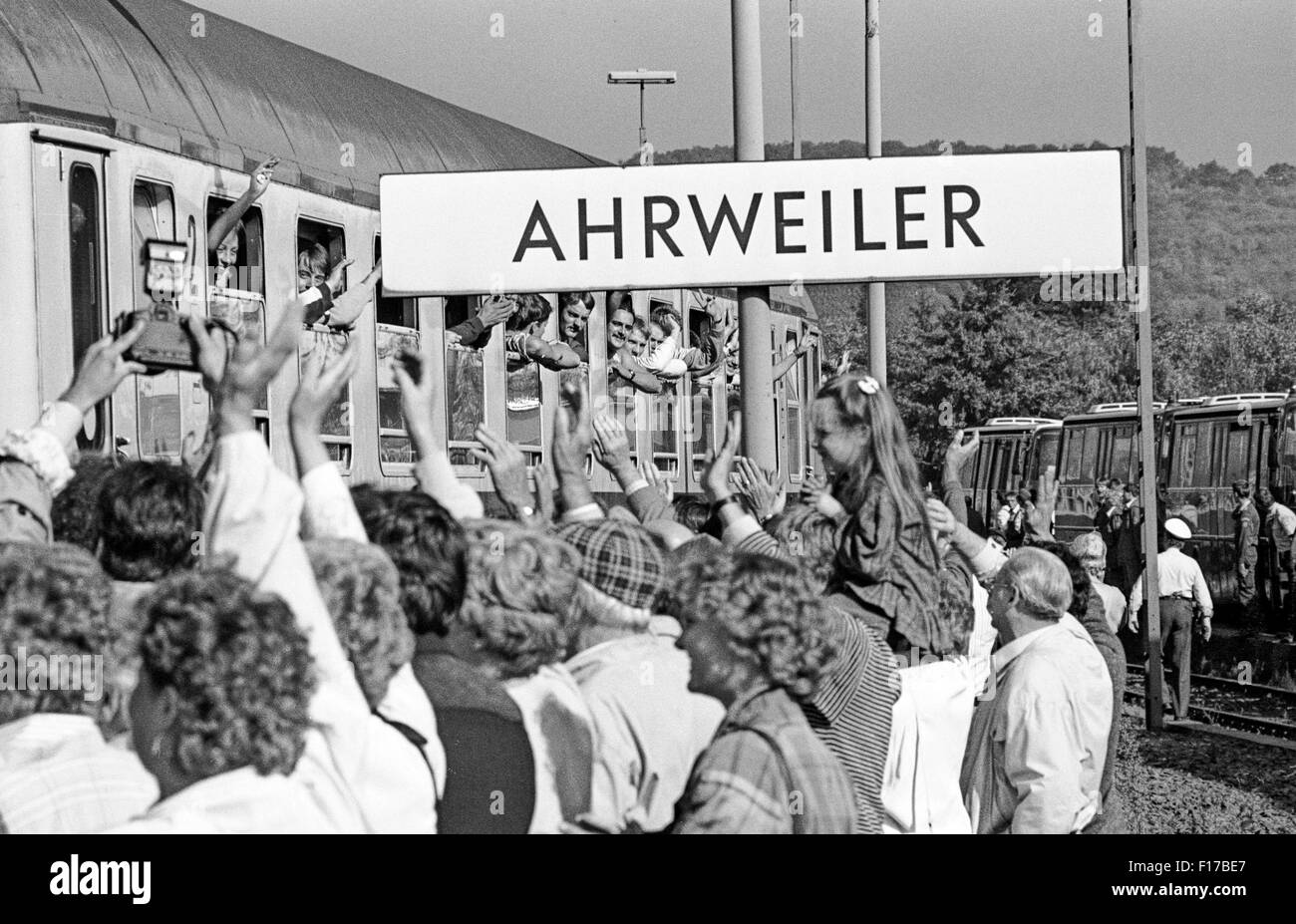 Ankunft von einem Sonderzug mit 800 DDR-Flüchtlinge aus Prag, in Ahrweiler, ein Monat vor der Berliner Mauer fiel Stockfoto