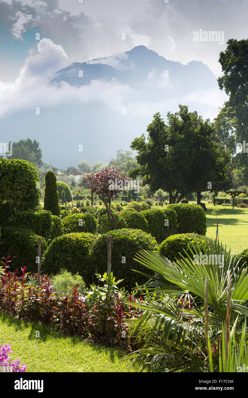 Indien, Jammu & Kaschmir, Srinagar, Shalimar Bagh, Mughal Garten unter Zabarwan Bergen Stockfoto