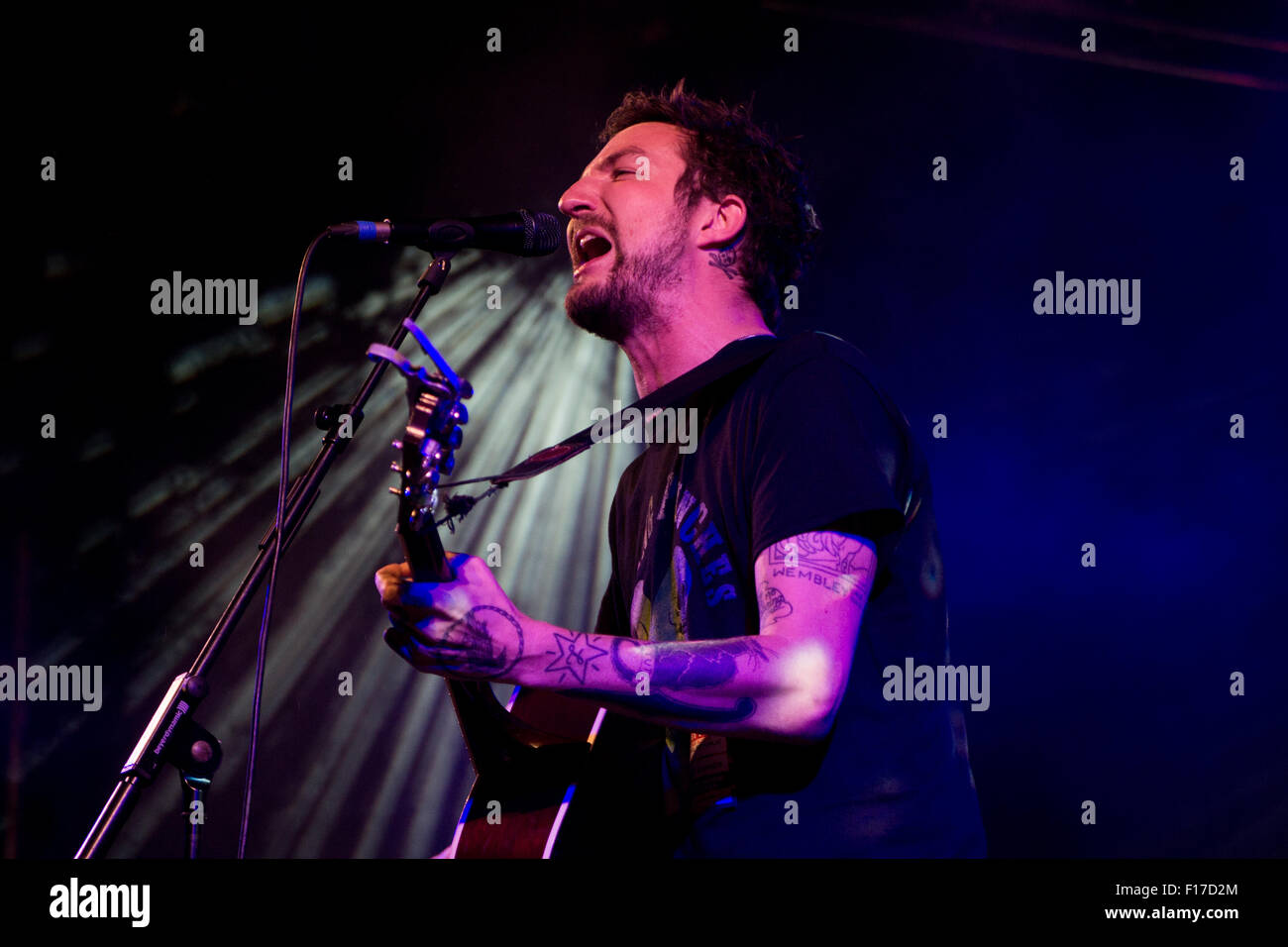 Frank Turner erklingt auf der Bühne des Festivals Republik in Leeds Festival, Braham Park, Leeds, UK auf Freitag, 28. August 2015 Stockfoto