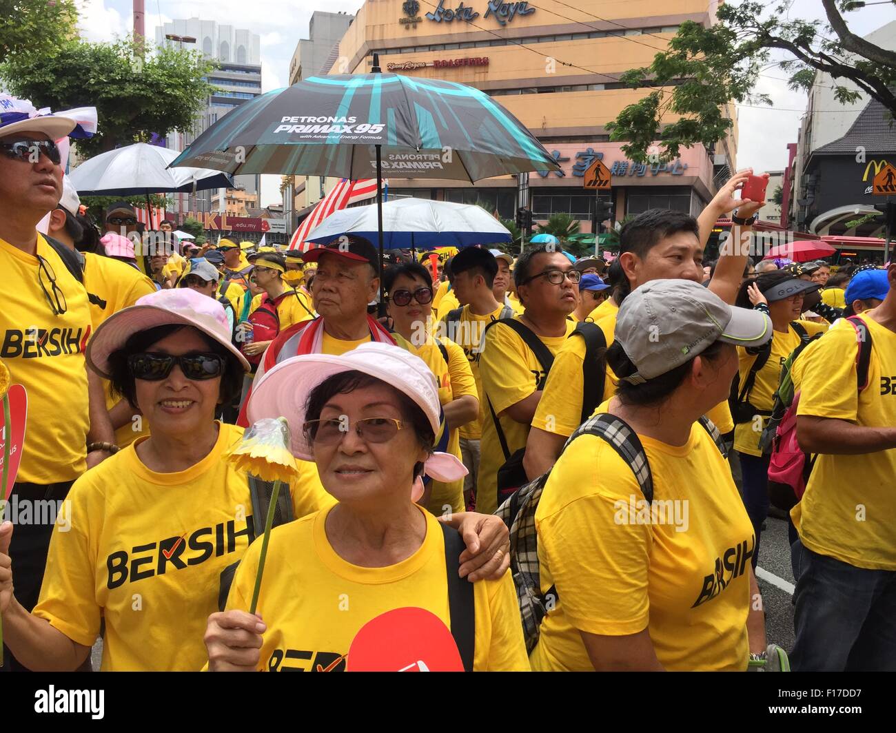 Kuala Lumpur, Malaysia. 29. August 2015. Ältere Menschen gelbe Shirt Anhänger besuchen Bersih 4 Rally kostenlos faire Wahlen. Bersih organisierte Kundgebungen 29 und 30. August 2015 in großen Städten in Malaysia Credit: Chung Jin Mac/Alamy Live News Stockfoto