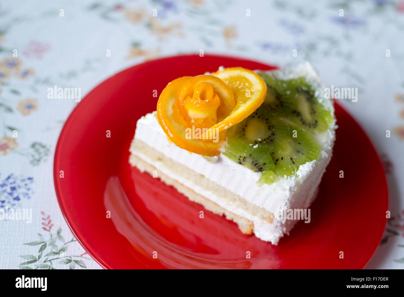 Stück Kuchen mit Joghurt und Obst Stockfoto