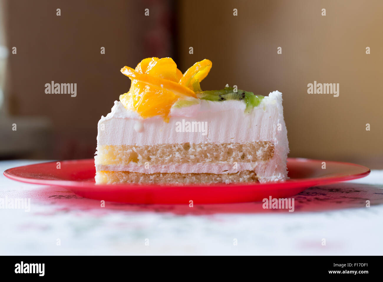 Stück Kuchen mit Joghurt und Obst Stockfoto
