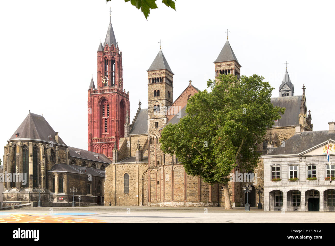 Sint Janskerk und Sint Servaasbasiliek, Vrijthof Quadrat, Maastricht, Provinz Limburg, Niederlande Stockfoto