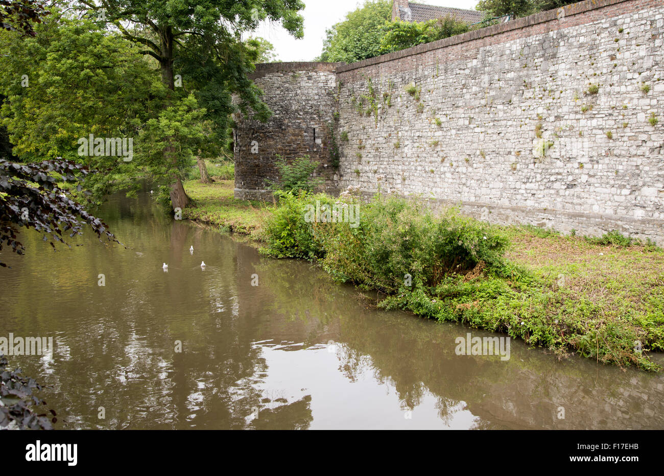 Historische Mauern und Fluss Graben, Maastricht, Provinz Limburg, Niederlande Stockfoto