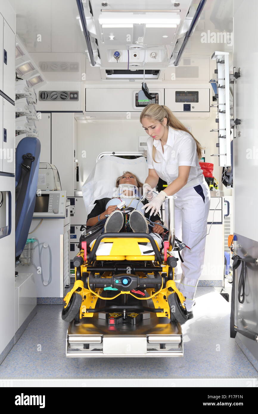 Ein Sanitäter im Krankenwagen Auto, erste Hilfe Stockfoto