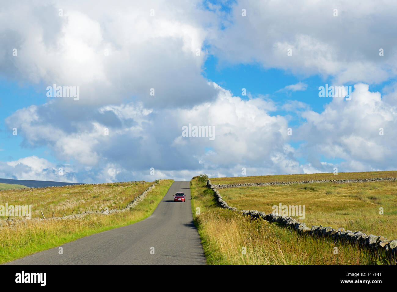 Straße in der Nähe von Garrigil, North Pennines, Cumbria, England UK Stockfoto