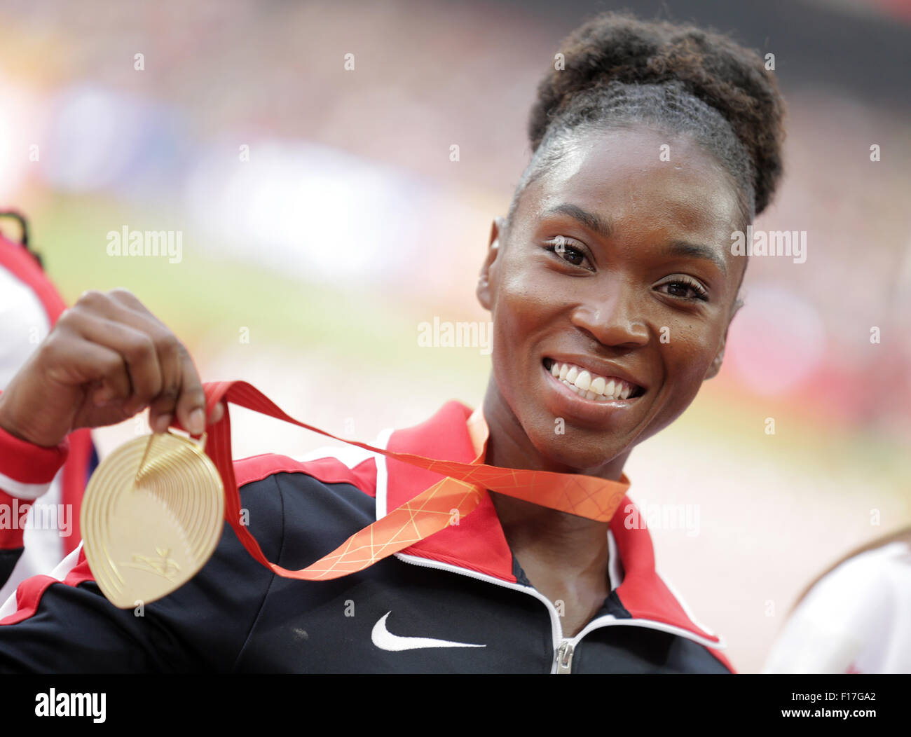 Peking, China. 29. August 2015. Tianna Bartoletta der USA stellt mit ihrer Goldmedaille bei der Siegerehrung der Frauen Weitsprung-Finale von Peking 2015 IAAF World Championships im National Stadium, auch bekannt als Vogelnest, in Peking, China, 29. August 2015. Foto: Michael Kappeler/Dpa/Alamy Live News Stockfoto