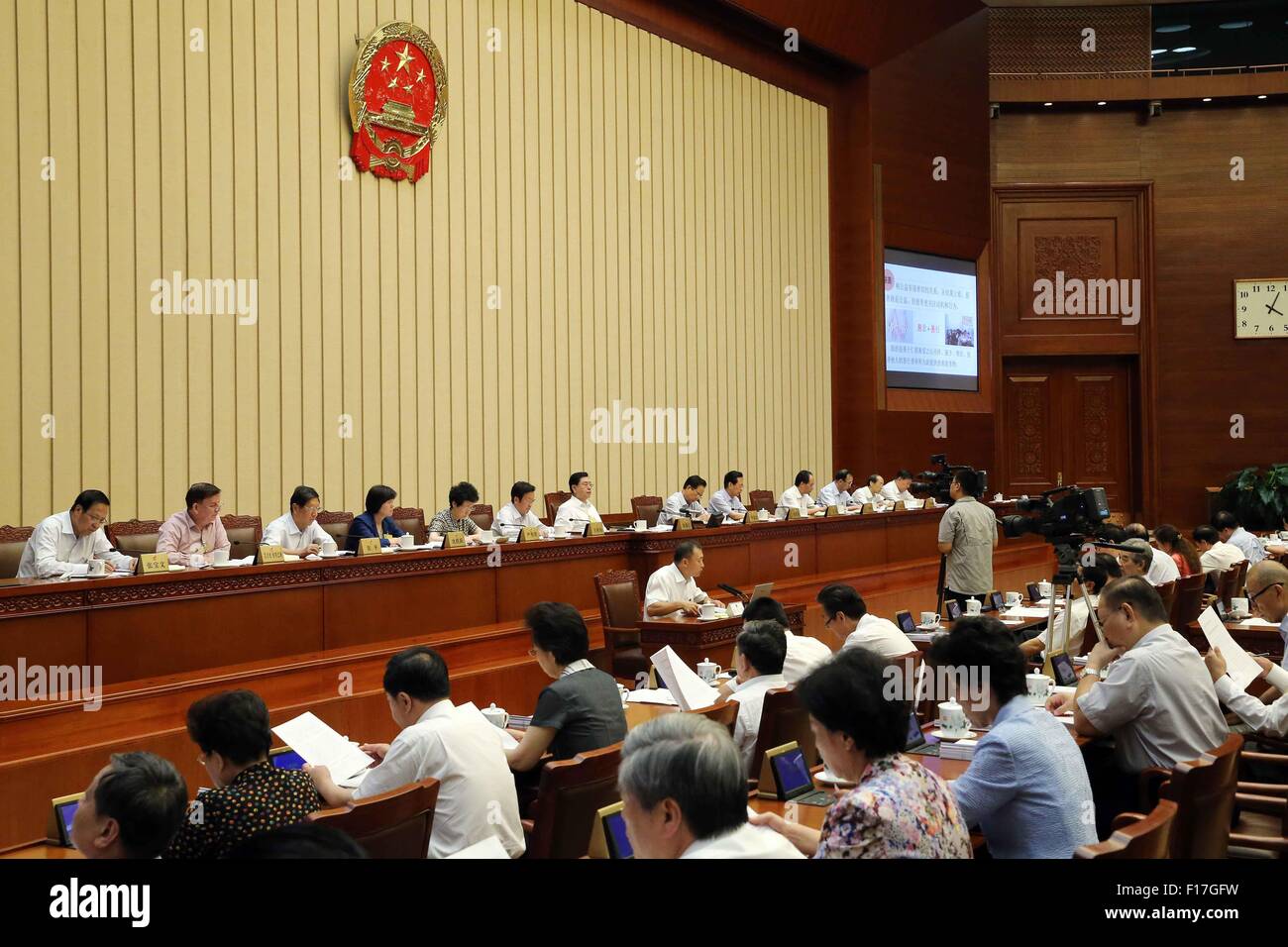 Peking, China. 29. August 2015. Wang Ming (C), Präsident des Instituts für Philanthropie der Tsinghua-Universität, gibt einen Vortrag über öffentliche Fürsorge und Philanthropie an Mitglieder des ständigen Ausschusses China Chinas nationalen Volksarmee Kongress (NPC) ist nach der Abschlussbesprechung der 16. Tagung des 12. NPC ständigen Ausschusses in Peking, Hauptstadt von China, 29. August 2015. Zhang Dejiang, Vorsitzender der ständigen Ausschuss von Chinas NPC, den Vorsitz über die Vorlesung. © Liu Weibing/Xinhua/Alamy Live-Nachrichten Stockfoto