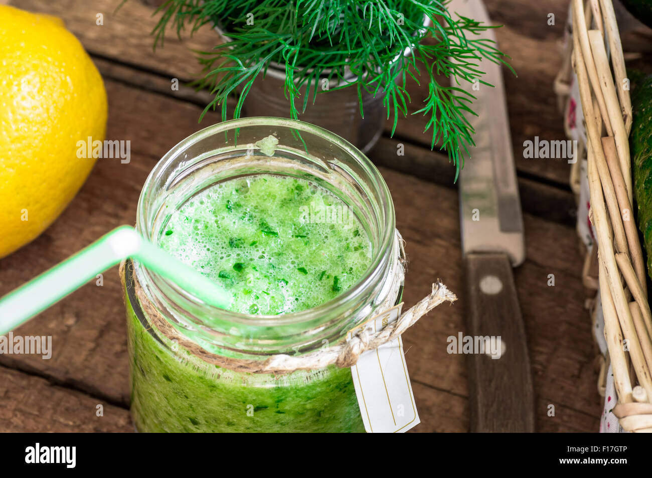 Smoothies-Gurke mit Zitrone auf Holztisch Stockfoto