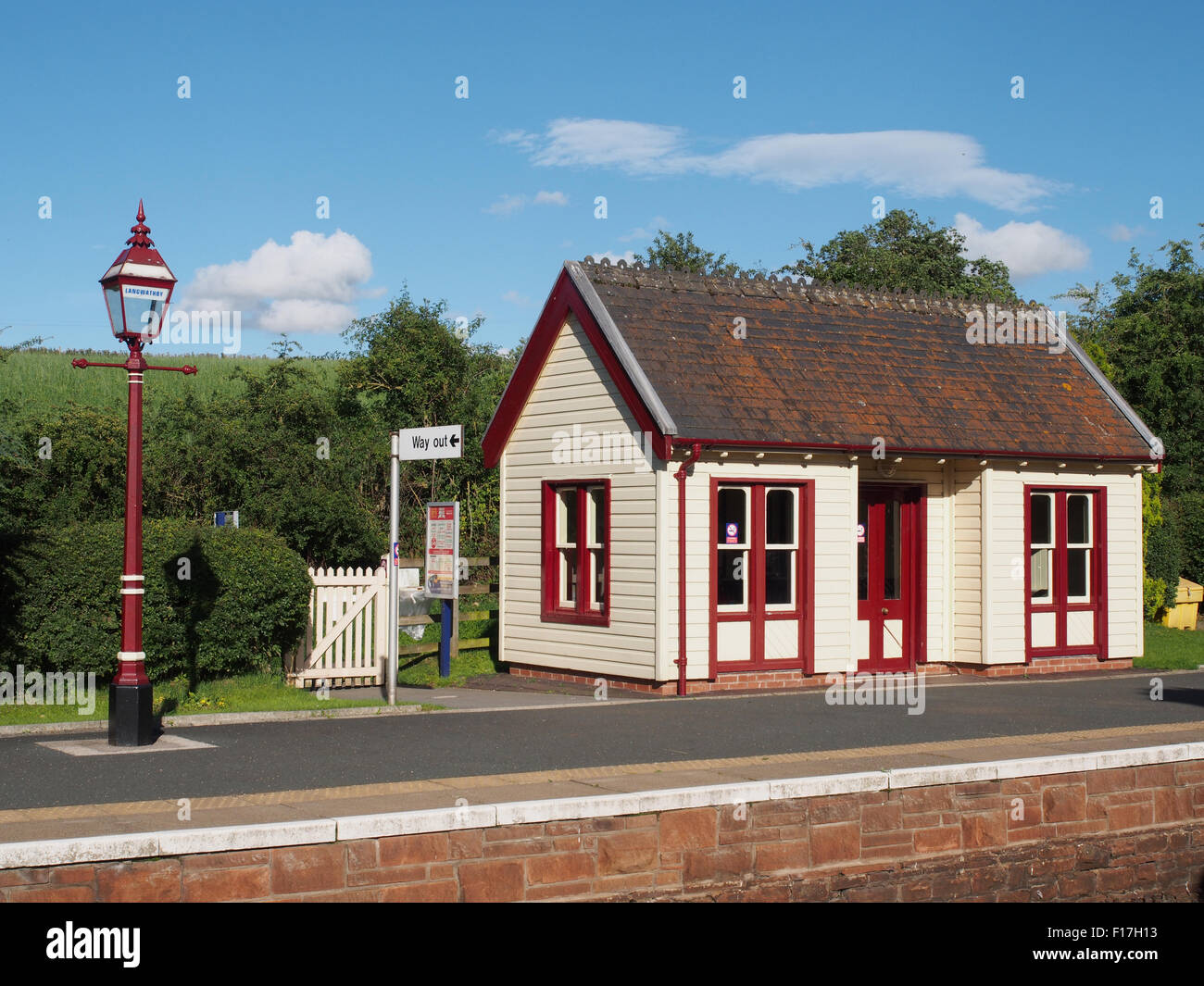 Alte, altmodische Wartezimmer auf der Plattform an der Langwathby Station auf der Settle - Carlisle Bahnstrecke in Cumbria, England. Stockfoto