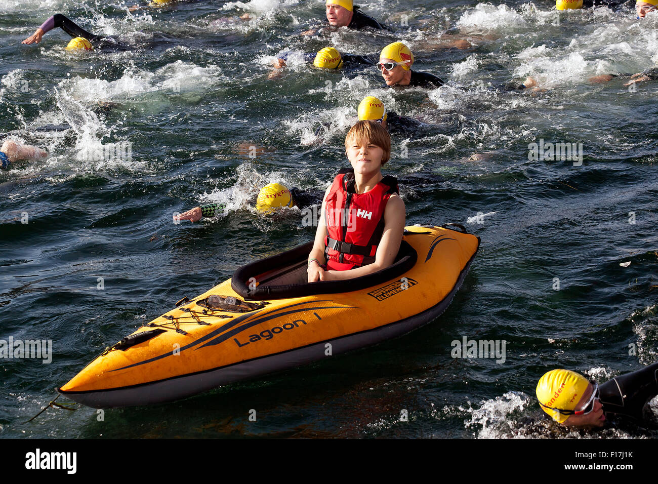 Kopenhagen, Dänemark, 29. August 2015. 3300 beteiligt sich an der Spaß Schwimmen runden das dänische Parlament. In das gelbe Boot ist Simone Wer hat Zerebralparese, sondern beteiligt sich an der Tour sowieso. Sie hatte einen Helfer, der Tat des schwimmen und das Boot gezogen. Bildnachweis: OJPHOTOS/Alamy Live-Nachrichten Stockfoto