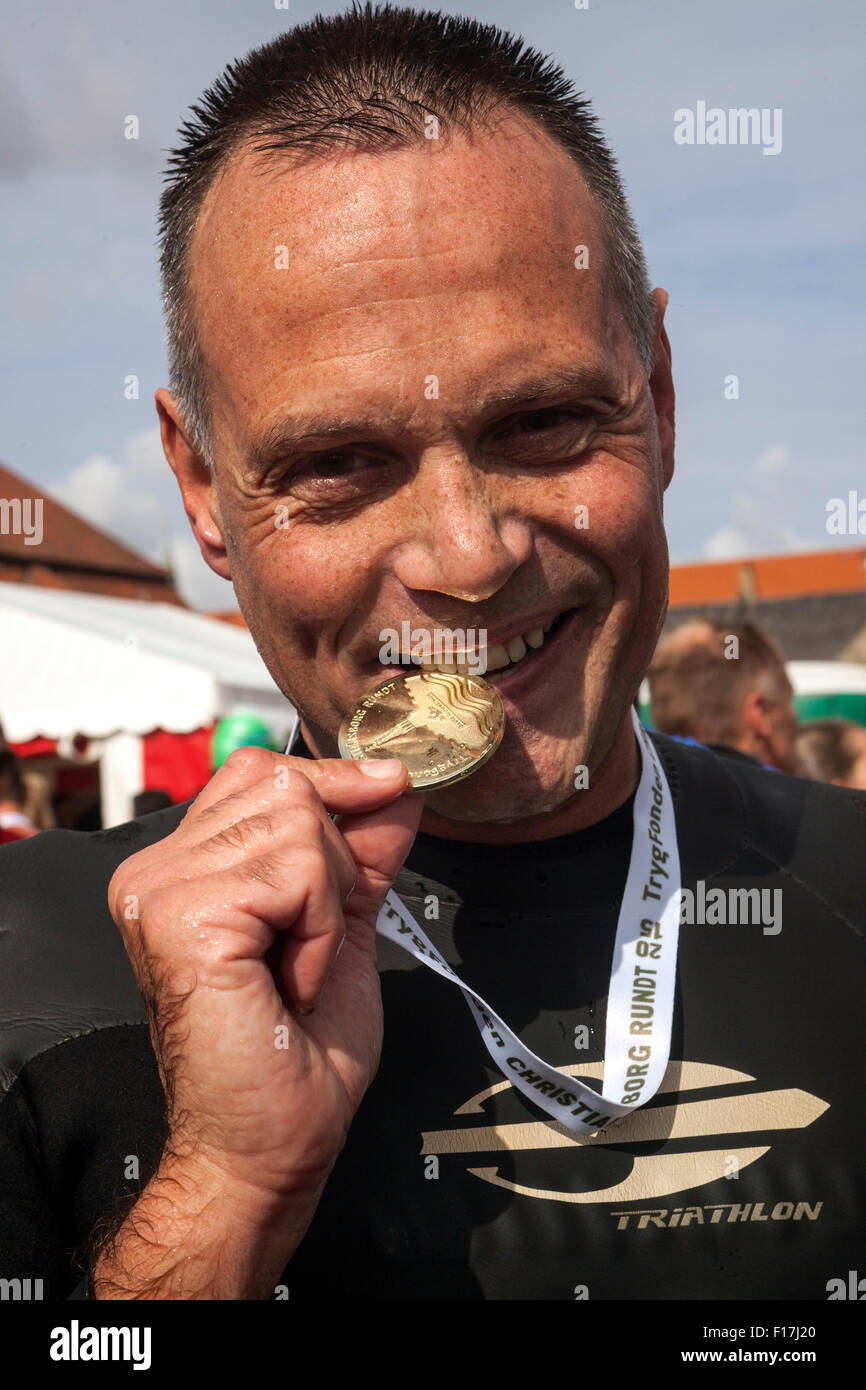 Kopenhagen, Dänemark, 29. August 2015. Schwimmer Jan Nielsen von Vordingborg testen seine Medaille nach dem fertigen 2 km "Runde Christiansborg" Spaß Schwimmen Tour der dänischen Swimming Federation organisiert. Alle Teilnehmer erhält eine Medaille als Beweis für ihre Teilnahme. Bildnachweis: OJPHOTOS/Alamy Live-Nachrichten Stockfoto