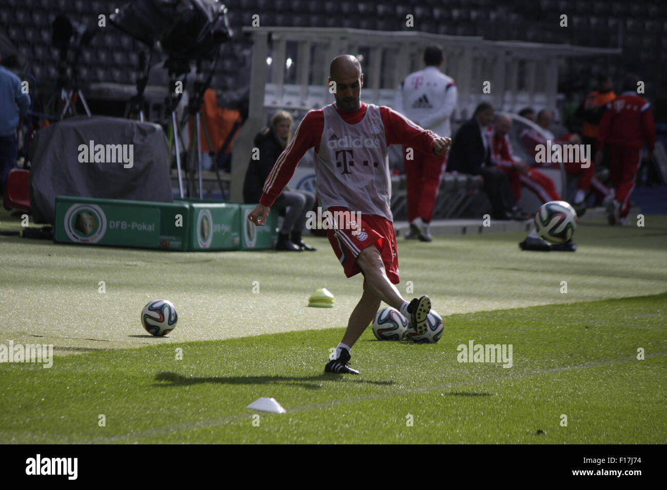 Pep Guardiola - Training des FC Bayern Muenchen Vor Dem Anstehenden Finale um Den DFB-Pokal Zwischen Borussia Dortmund Und Dem F Stockfoto