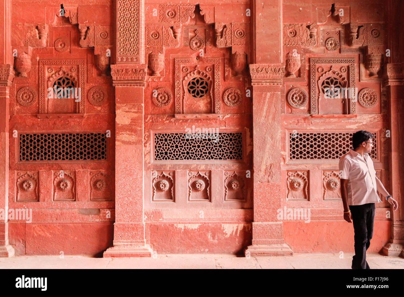 Mann vor Agra Red Fort Innenwand. Stockfoto