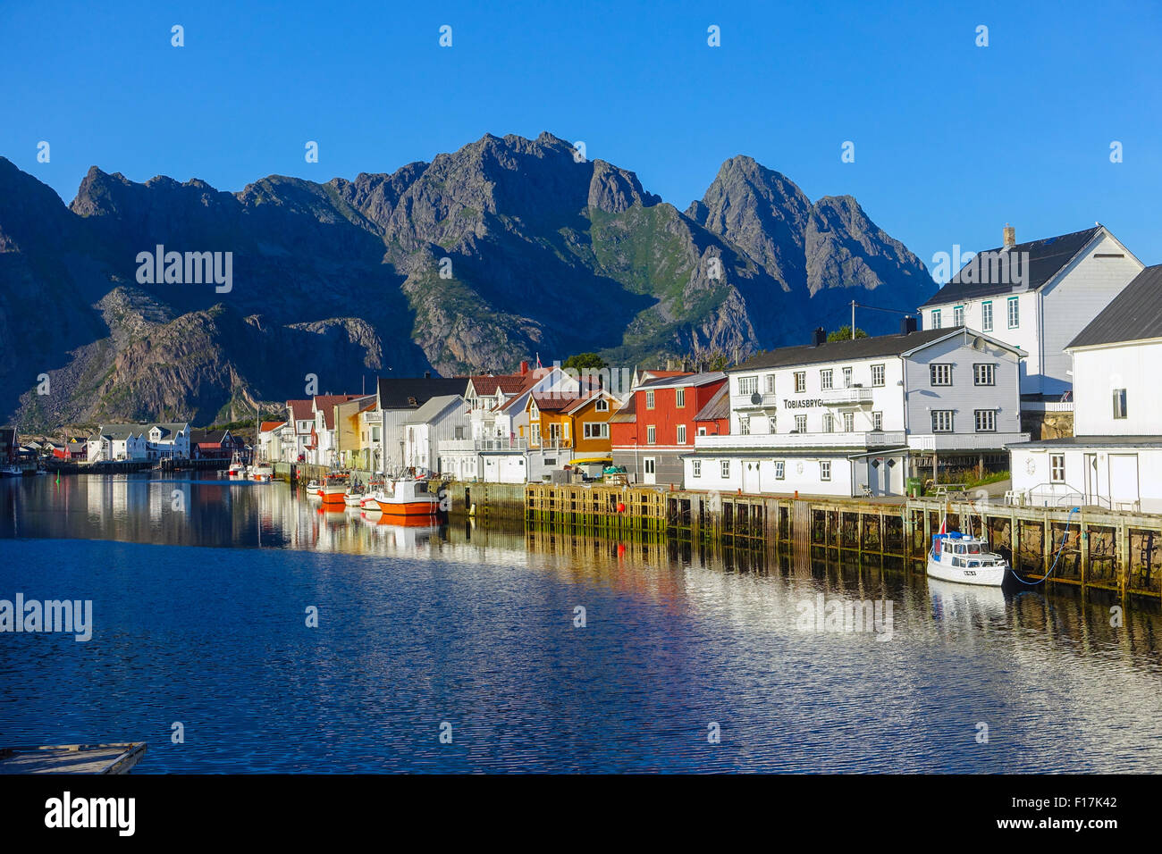 Henningsvær Dorf und blaue Meer Norwegen Lofoten-Inseln Stockfoto
