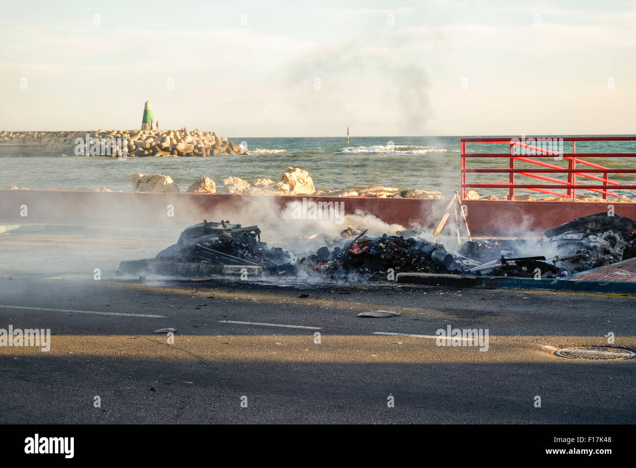 Drei Mülltonnen, Müllcontainer, durch einen Brand zerstört, Brandstiftung, Benalmadena, Malaga. Stockfoto