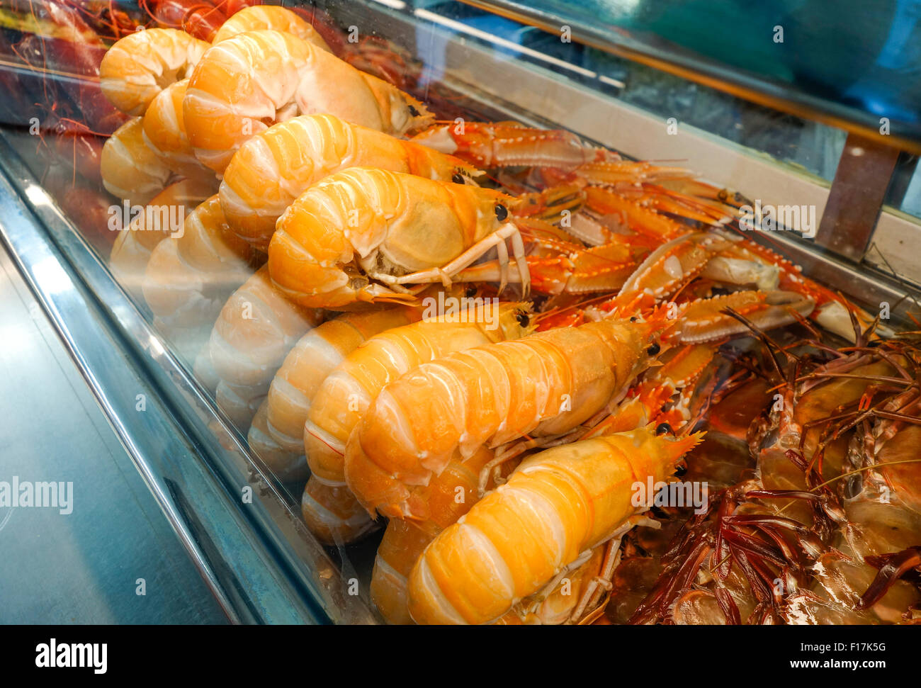 Cigalas, Kaisergranat, Dublin Bay Garnelen, Scampi oder Scampi auf dem Display an Meeresfrüchte-Bar in Torremolinos. Andalusien, Spanien. Stockfoto