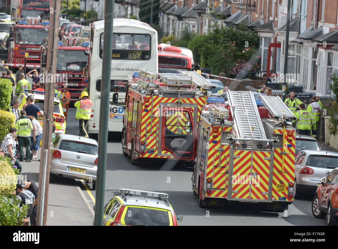 Birmingham, Vereinigtes Königreich. 29. August 2015. Notdienste auf Szene nach einer schweren Busunfall mit einer Einzel- und Doppelzimmer Doppeldecker-Bus auf Addison-Straße im Bereich Kings Heath von Birmingham. Dreizehn Personen mussten wegen Verletzungen insgesamt behandelt werden. Bildnachweis: Michael Scott/Alamy Live-Nachrichten Stockfoto