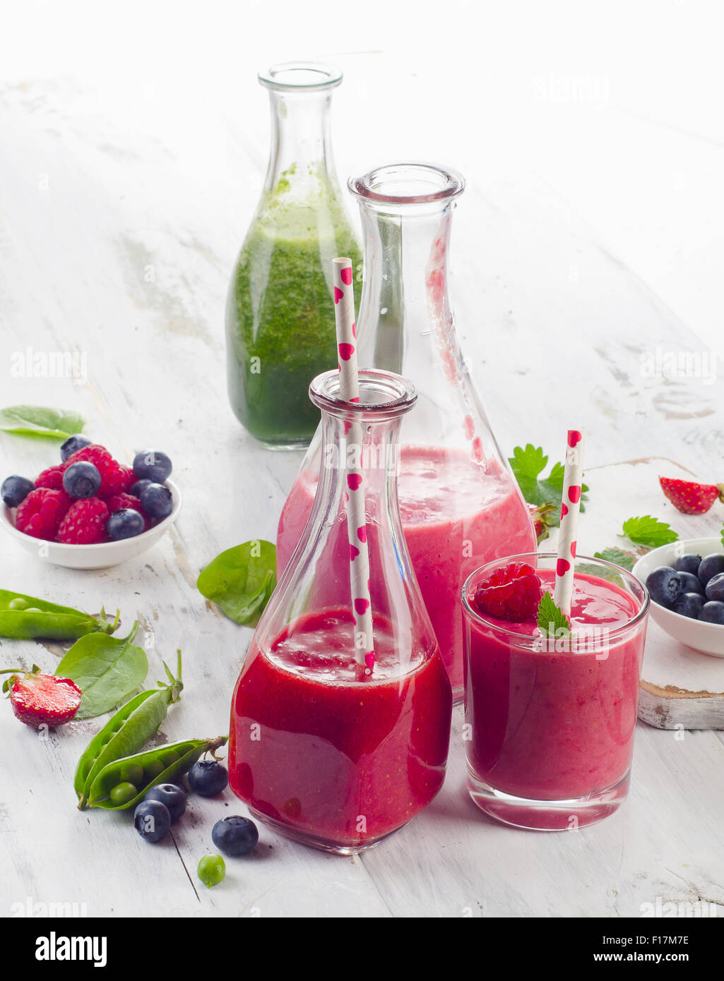 Gesundes Obst und Gemüse-Smoothies in Glasflaschen für das Frühstück. Selektiven Fokus Stockfoto