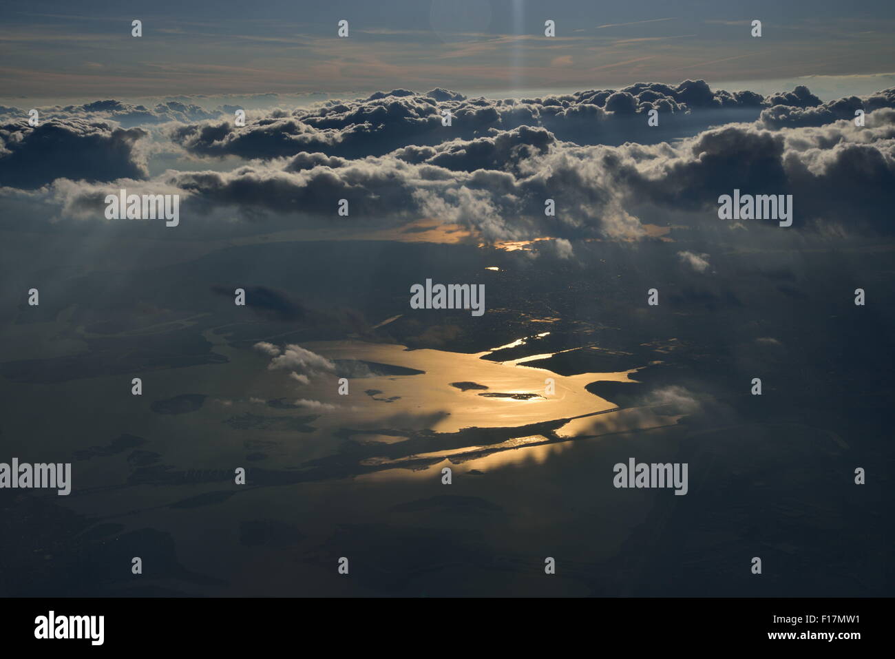 die Aussicht von einem Flugzeug des Golfes auf Long Island bei Sonnenaufgang Stockfoto