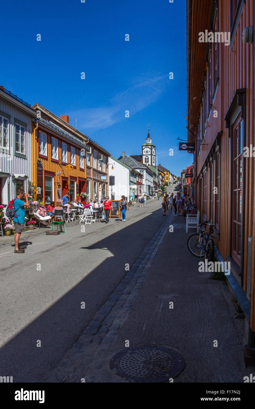 Roros, Røros, Norwegen - Blick auf die Kirche und der High street Stockfoto