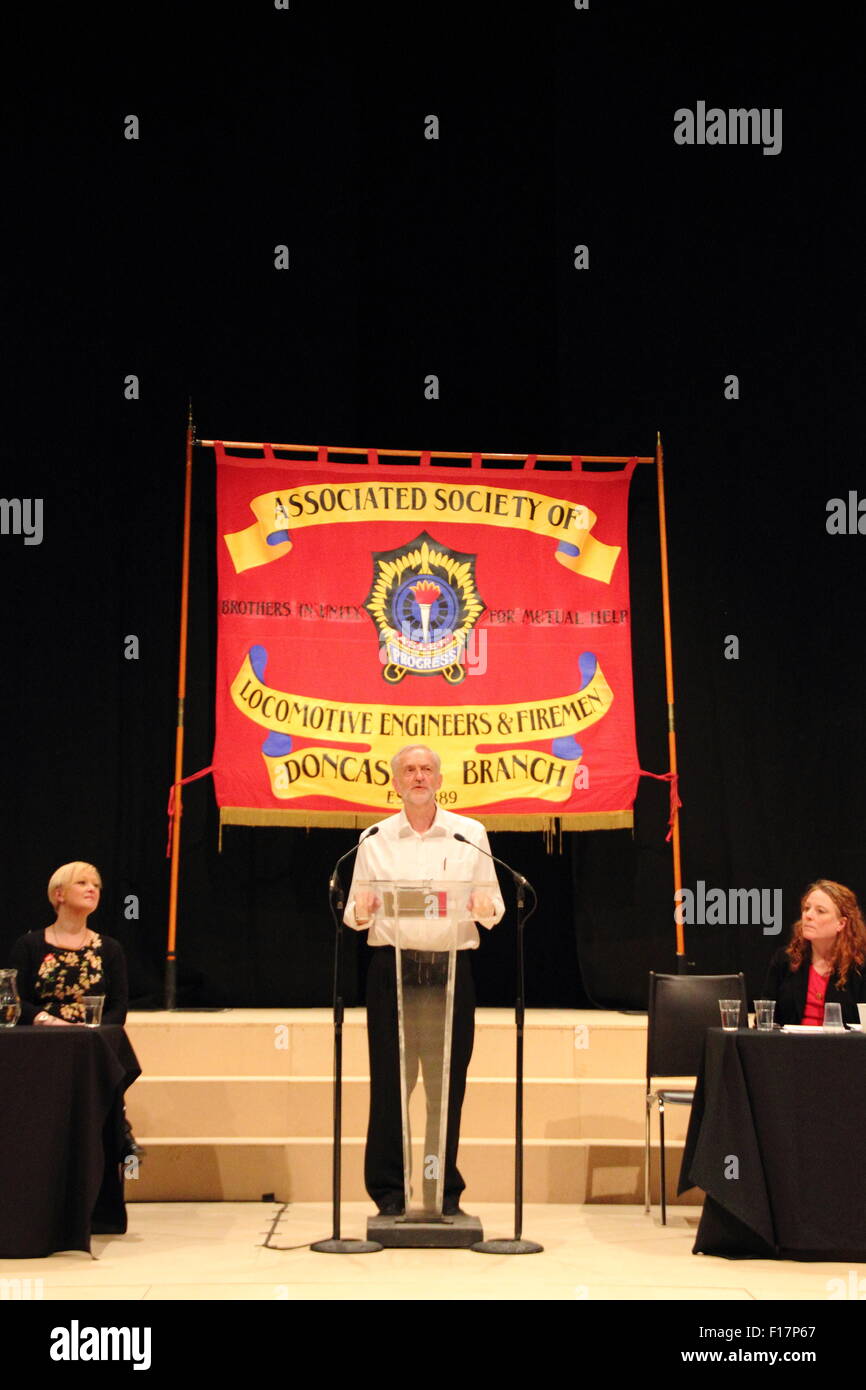 Sheffield, UK. 29. August 2015. Labour-Führung Parteianwärter, befasst sich mit Jeremy Corbyn (Mitte) einer Fan Rallye im Crucible Theatre in Sheffield, South Yorkshire. Corbyn ist der Vorreiter in der Labour Party-Führung-Wettbewerb am 10. September mit Ergebnisse am 12. September 2015 bekannt gegeben schließt. Bildnachweis: Deborah Vernon/Alamy Live-Nachrichten Stockfoto