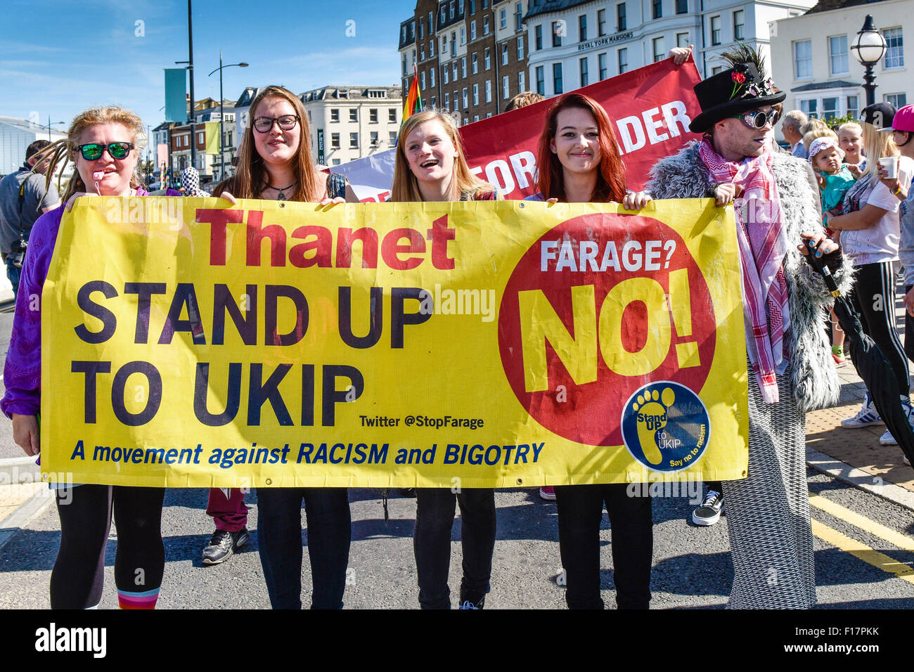 Margate, Kent, UK. 29. August 2015. Junge Menschen tragen einen Anti-die Ukip-Banner, wie sie in der Kent Pride feiern in der Küstenstadt Stadt Margate marschieren.  Alamy Live News/Fotograf: Kredit: Gordon Scammell Stockfoto