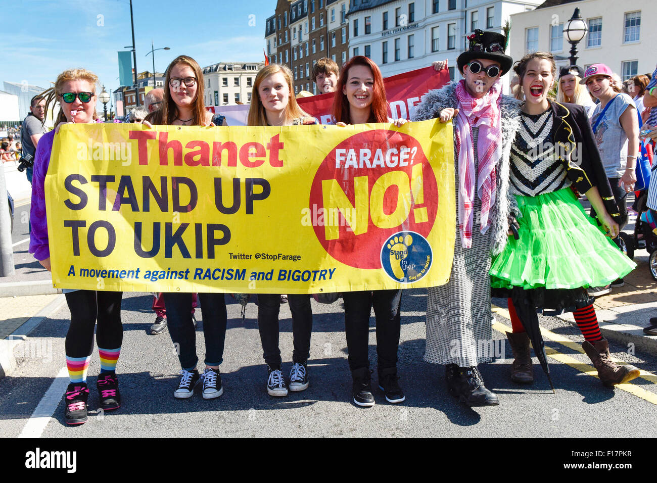 Margate, Kent, UK. 29. August 2015. Junge Menschen, die einen Anti-die UKIP-Banner nehmen an der Kent-Pride-Parade in der Küstenstadt Stadt Margate. Alamy Live News/Fotograf: Kredit: Gordon Scammell Stockfoto