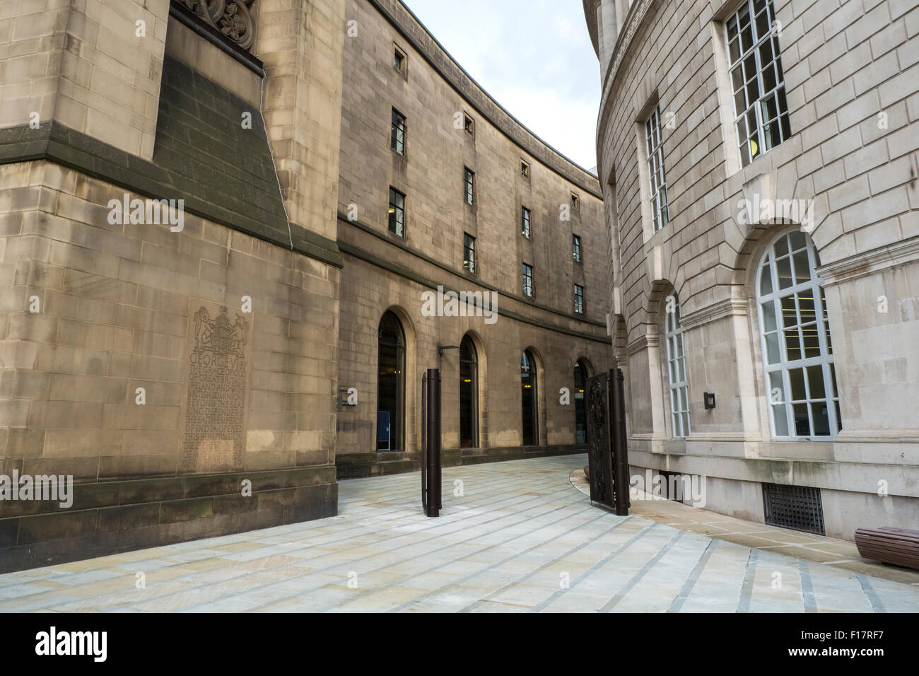 Weg zwischen Manchester Central Library und der Rathaus-Erweiterung Stockfoto