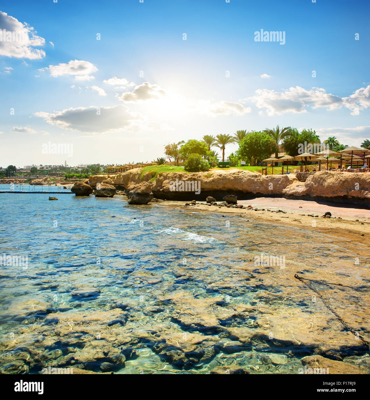 Korallenriffe am Strand in der Nähe von hotel Stockfoto