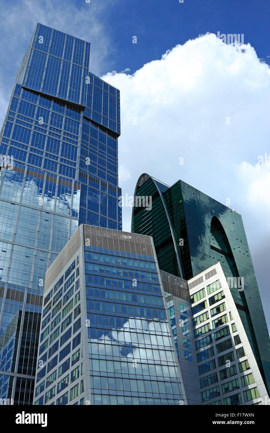 Gruppe von modernen Bürotürmen reflektiert Himmel mit Wolken. Stockfoto