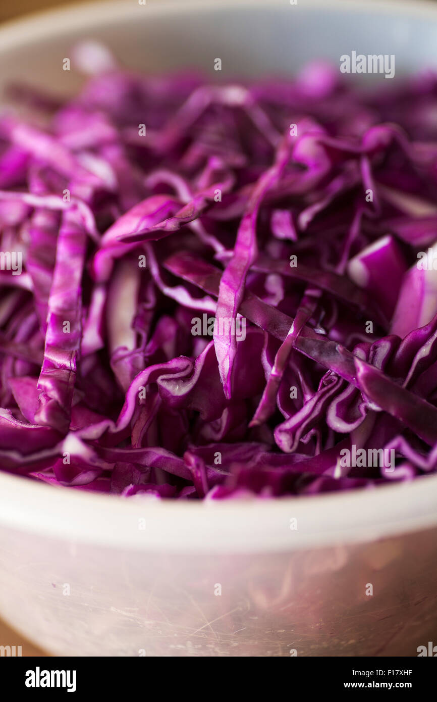 Schüssel mit frischen gehackten Rotkohl, saß auf einem hölzernen Zähler nach oben Stockfoto